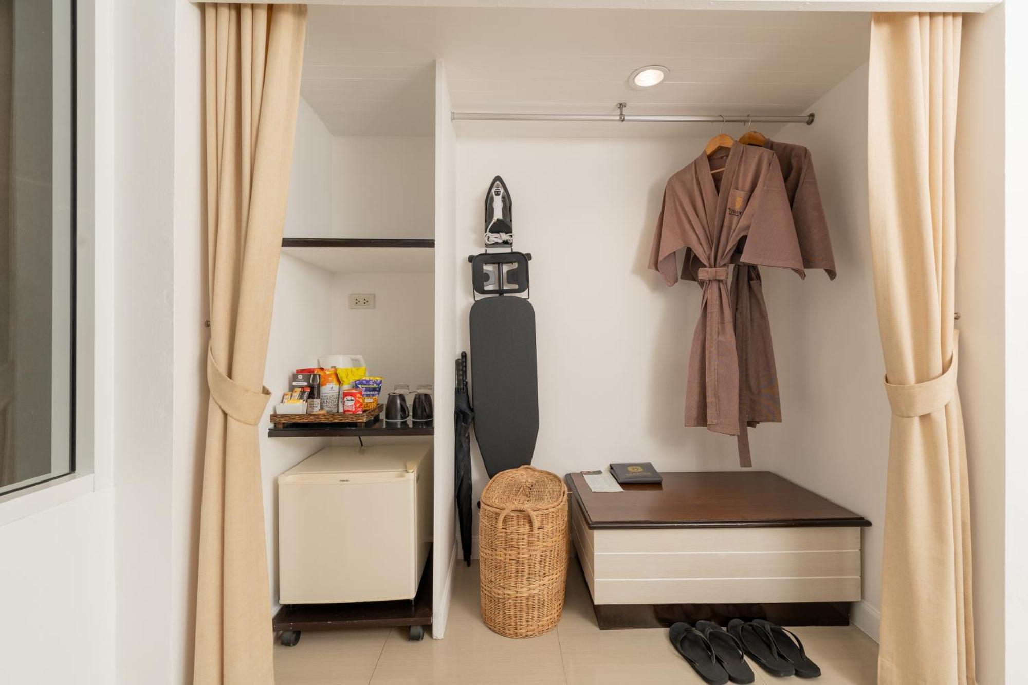 Thavorn Beach Village Resort & Spa Phuket Kamala Beach Esterno foto A hotel room with a bathrobe