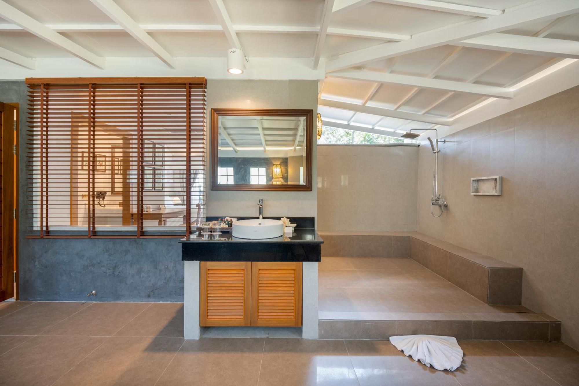 Thavorn Beach Village Resort & Spa Phuket Kamala Beach Esterno foto Bathroom