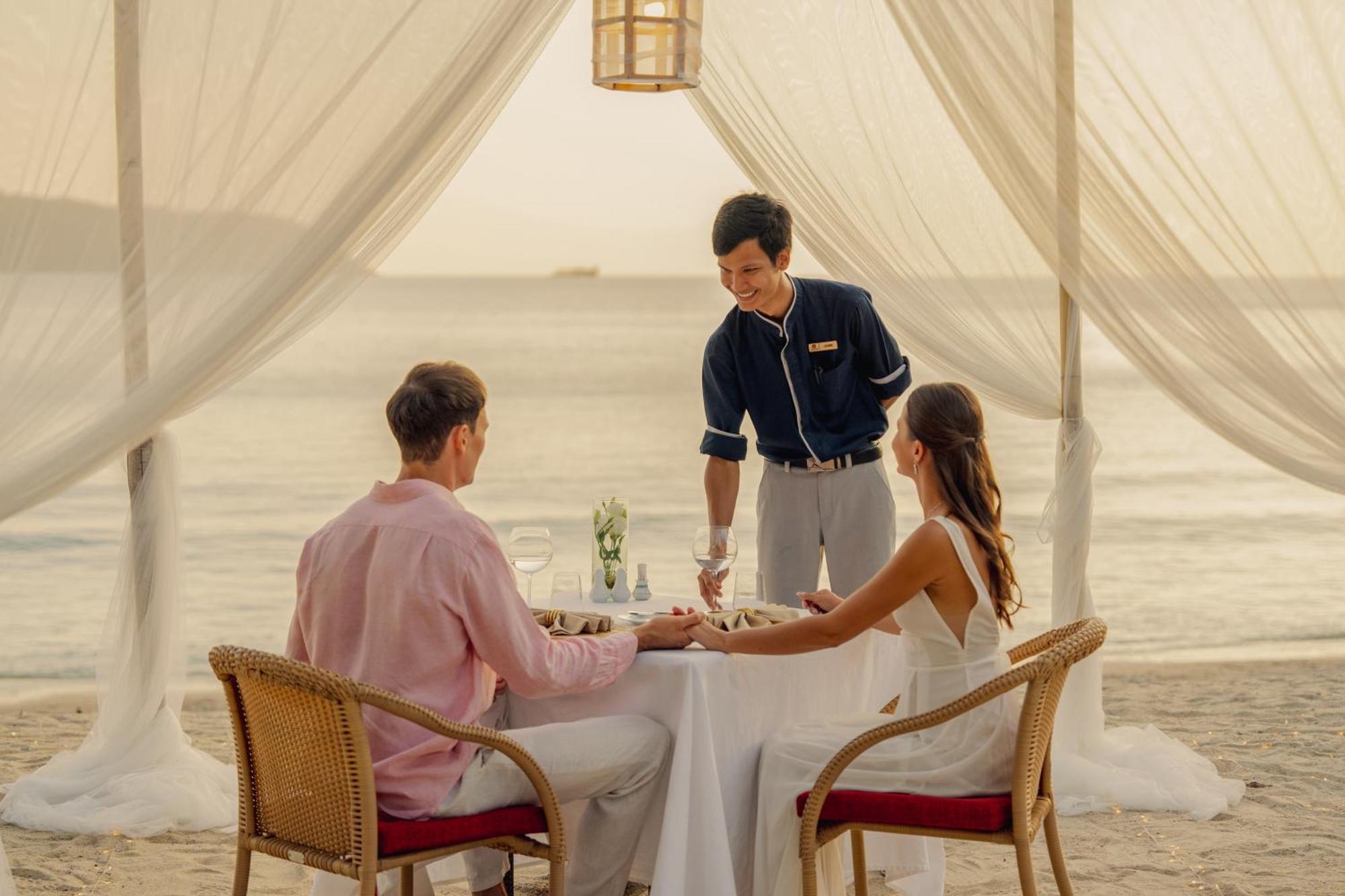 Thavorn Beach Village Resort & Spa Phuket Kamala Beach Esterno foto A butler serving guests at the beach