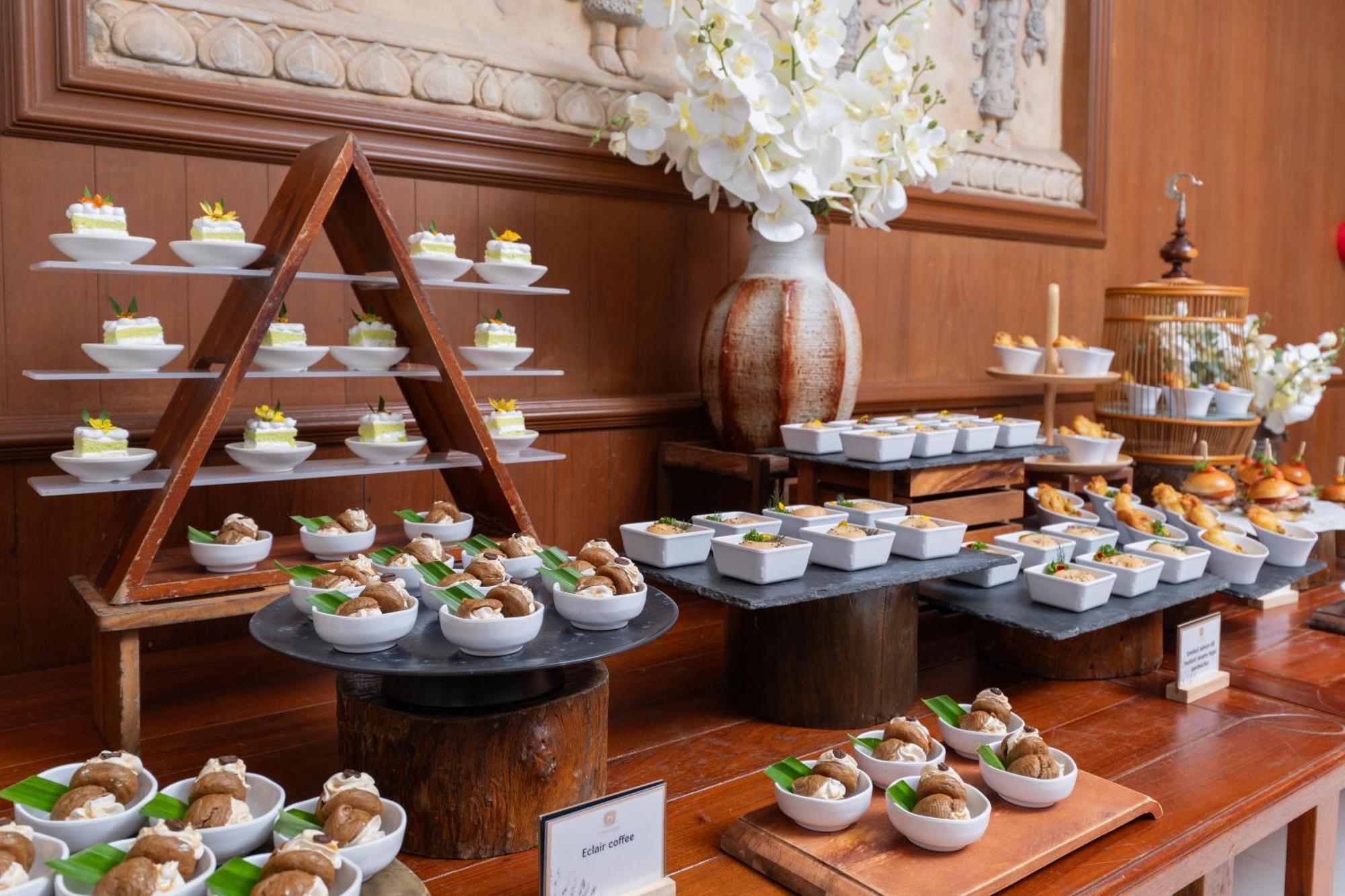 Thavorn Beach Village Resort & Spa Phuket Kamala Beach Esterno foto A buffet at a hotel