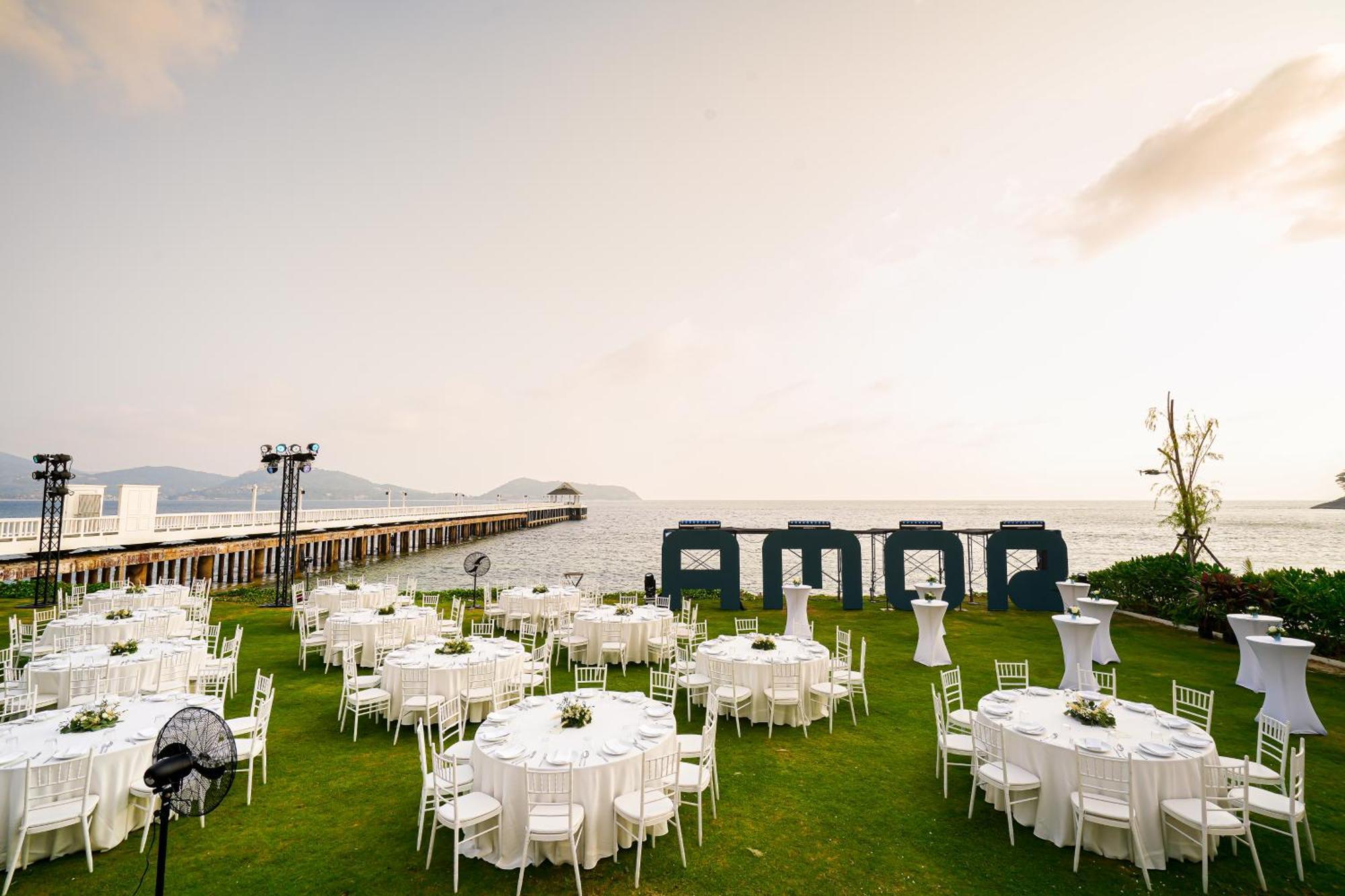 Thavorn Beach Village Resort & Spa Phuket Kamala Beach Esterno foto The lawn at the Amora Bosphorus