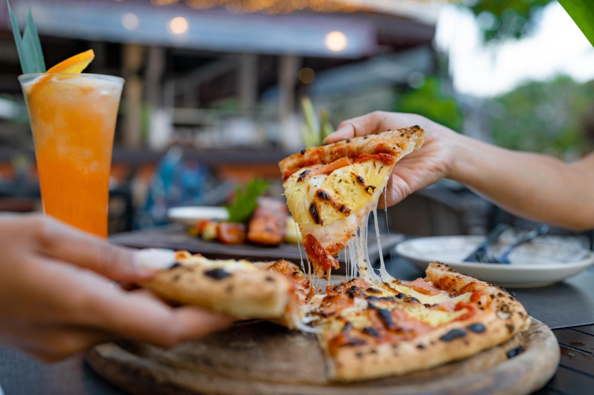 Thavorn Beach Village Resort & Spa Phuket Kamala Beach Esterno foto Pizza